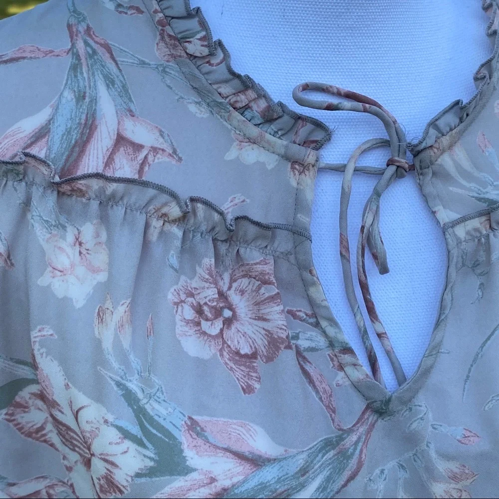 VIOLET + CLAIRE GRAY FLORAL BLOUSE D - Picture 4 of 9